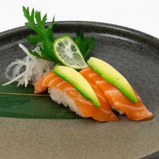 109-Nigiri de Salmón con aguacate