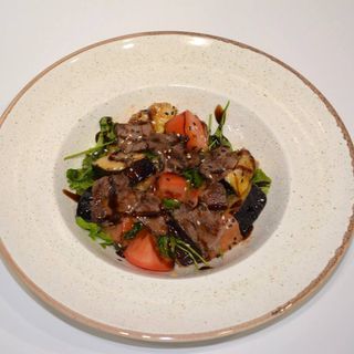Тёплый салат с хрустящими баклажанами и сочной говядиной