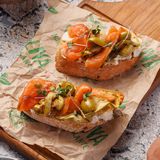 Bruchette crocanante cu somon și legume coapte