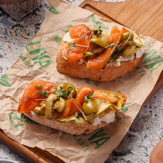 Брускетты с лососем и овощами /Bruchette cu somon și legume coapte