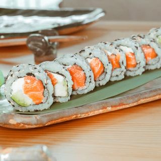 Salmón avocado (8 piezas)