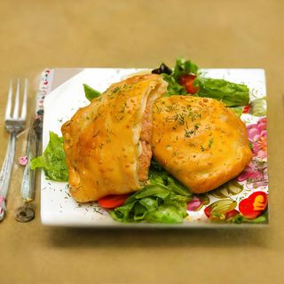 Семга со сливочным соусом запеченная в хрустящем тесте