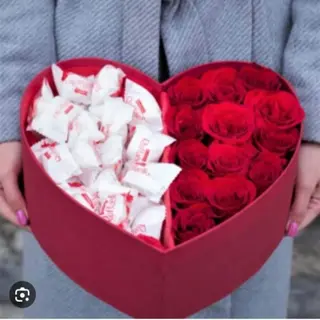 გული წითელი ვარდებით და რაფაელოს შოკოლადი
