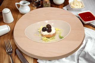 Donzella ricotta, olive nere e olive bianche