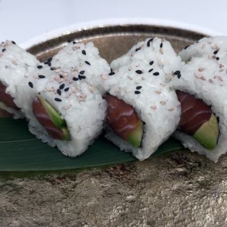 140. Uramaki Sake 8 pezzi