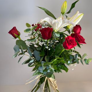 Seis Rosas Rojas con Lilium