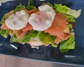 Tostada Especial De Salmón Ahumado y Huevo Escalfado 