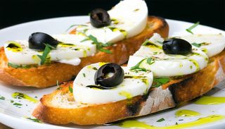 Bruschete cu mozzarella si masline