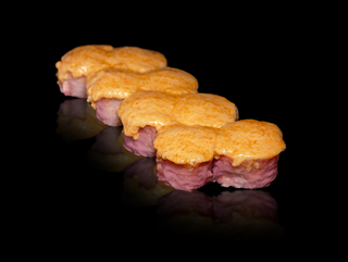 Теплий запечений рол сирний