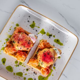 Вафли с лососем и яйцом пашот 