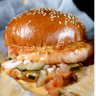 CLASICA SPLASH BURGER DE POLLO con PATATAS FRITAS