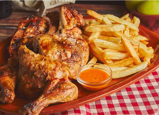 Pollo Asado Con Patatas Fritas Y Alioli