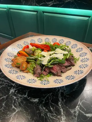 Biftek sa rukolom i parmezanom