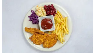 Polędwiczki z kurczaka w chrupiącej panierce, frytki, zestaw surówek