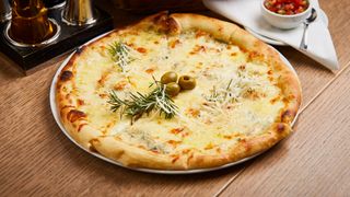 Pizza četIri vrste sira