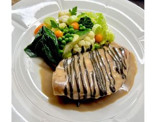 Запечене філе Фермерського Курча з  Овочами соте та соусом Пулет (380g)