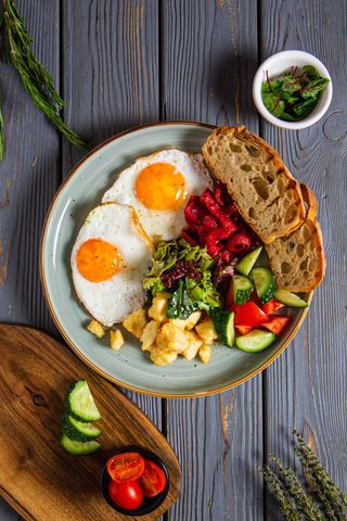 Глазунья с салями, брынзой и овощным миксом (300г)