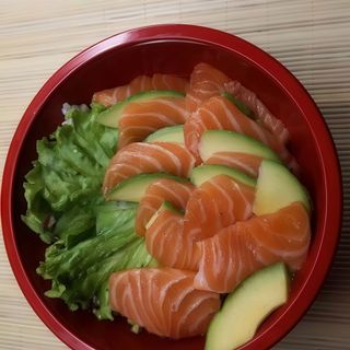 Chirashi salmone e avocado