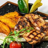 Пилешка пържола от бут с печени картофи 400 г