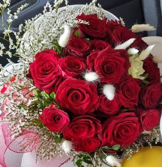 Bouquet tondo di 5 rose rosse e elementi decorativi