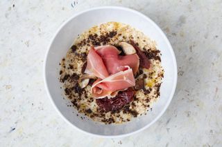 Сирна вівсянка з хамоном та смаженими ерінгами, 360 г