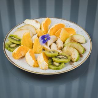 Sezonsko voće na tanjiru