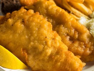 Dorsz w cieście, ziemniaki, surówka