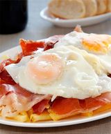 Ración De Sartén De Huevos Rotos Con Jamón