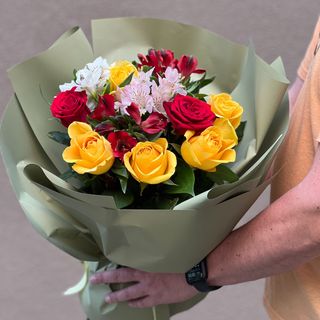 Buchet cu 7 trandafiri si 4 alstromelia