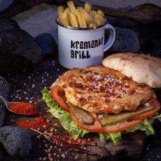 Pileća gurmanska pljeskavica u lepinji s pomfritom 