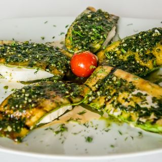 Тиквички с моцарела и песто (300г)