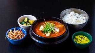 KIMCHIJJIGAE + RYŻ + ZESTAW BANCHAN