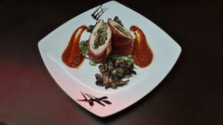 Rulou din piept de curcan invelit in bacon, servit cu ciupercute 