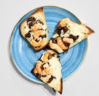 Crostini con champiñones y gambas