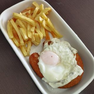 Alheira c/ Ovo Estrelado e Bat. Fritas