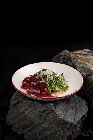 Salată cu sfeclă, quinoa și avocado