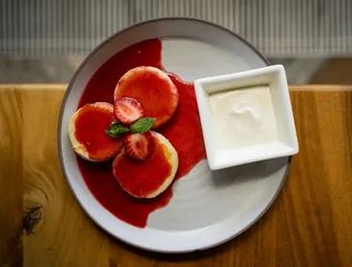 Сырники с ягодным конфи