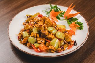 22. Gombao piletina sa povrćem i kikirikijem