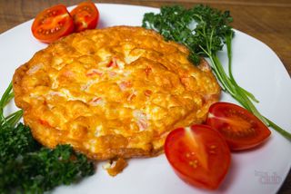 ომლეტი ბოსტნეულითა და ბეკონით