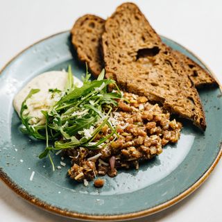 Тартар з яловичої вирізки з халапеньйо, трюфельним айолі  (230г)