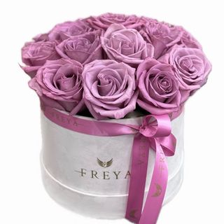 Cutie medie cu 15 trandafiri Moody Blue