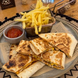 Кесадия с пилешко месо и пържени картофки /300 гр./