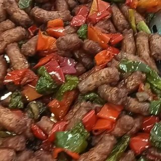 Costillejas con pimientos y patatas fritas