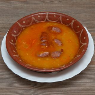 Čorbast pasulj sa kobasicom