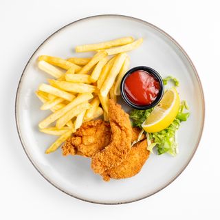 Pileći fritesi s pomfritom i ketchupom