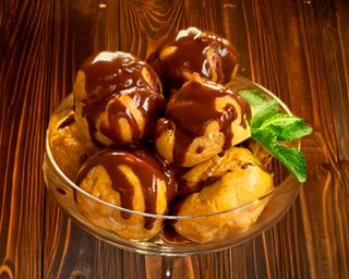 Профітролі з шоколадом (140/20г)