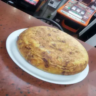 Bocadillo de tortilla española ,queso y alioli .