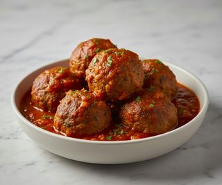 Tapa De Albóndigas En Salsa