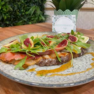 Tostada De Jamón Serrano Y Queso Camembert