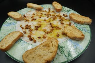 Carpaccio de Gambes Amb Pinyons Saltejats